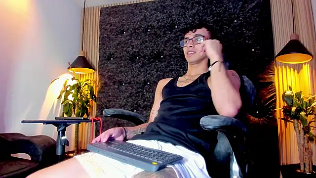 the fenix boy online show from November 2025 07:04:02 PM