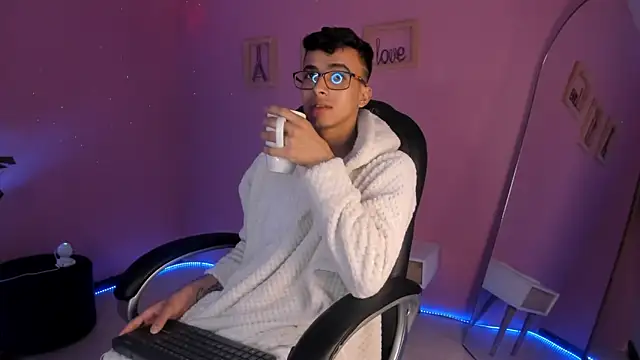 the fenix boy online show from December 2025 01:22:02 AM