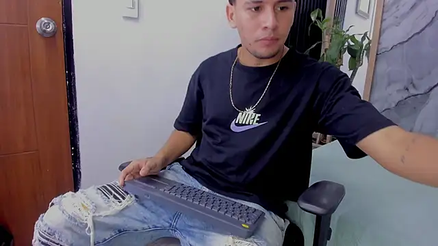 Alan-Smith1 online show from November 2025 07:43:01 PM