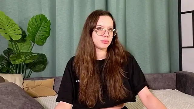 Snapshot of FabiolaCowing chatting on November 2025 06:29:01 PM FabiolaCowing online show from November 2025 06:29:01 PM