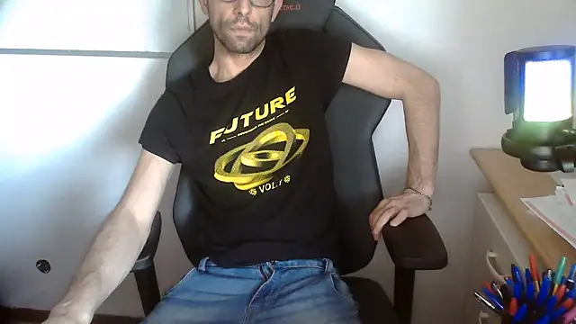 Snapshot of topg84 chatting on May 2026 04:35:01 PM topg84 online show from May 2026 04:35:01 PM