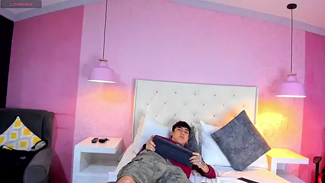 SantiOlsen online show from November 2025 12:36:02 PM