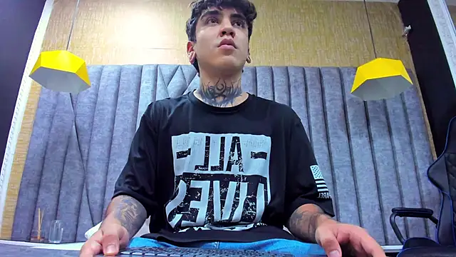 SantiOlsen online show from November 2025 07:35:02 PM