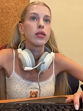 kira mia online show from March 2026 04:01:02 PM