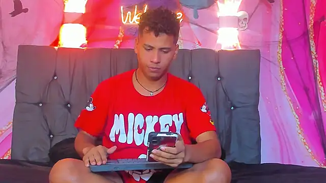 Raphael Latin online show from November 2025 04:04:01 AM