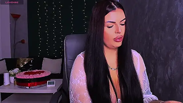 RheaLynn online show from November 2025 10:04:01 PM