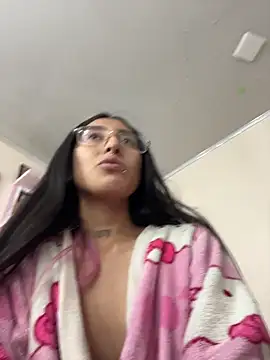 Violeet-Smith online show from November 2025 10:48:01 PM