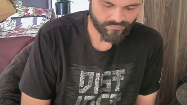 Snapshot of MakeMeAwareAah chatting on April 2026 05:45:02 AM MakeMeAwareAah online show from April 2026 05:45:02 AM