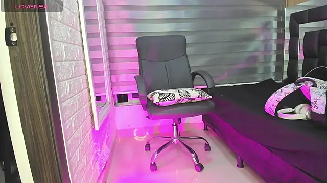 Sasha Davila online show from November 2025 10:18:01 AM