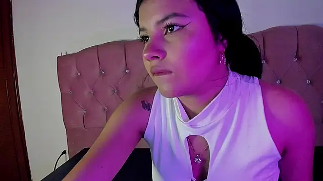 Sara Moon 18 online show from October 2025 08:18:01 PM