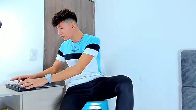 Nicolas Torres  online show from November 2025 04:01:02 AM