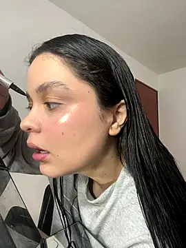 Selena Roa online show from December 2025 06:26:02 PM