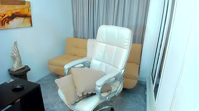 Claire Aristizabal  online show from October 2025 07:45:02 PM