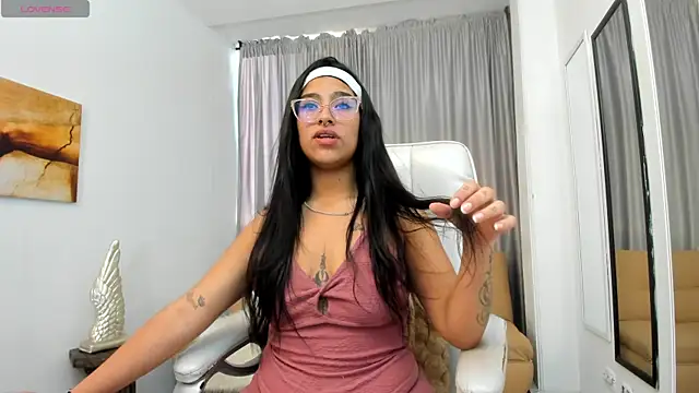 Claire Aristizabal  online show from October 2025 07:37:02 PM