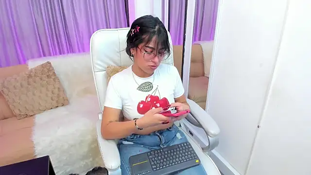 Claire Aristizabal  online show from November 2025 08:07:01 PM