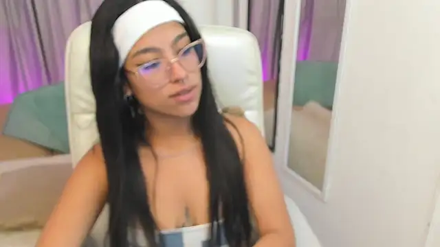 Claire Aristizabal  online show from November 2025 08:42:01 PM