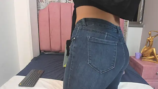 Claire Aristizabal  online show from November 2025 04:33:02 AM