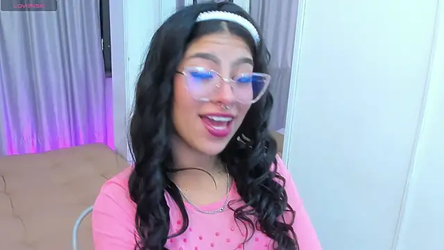 Claire Aristizabal  online show from November 2025 08:23:02 PM