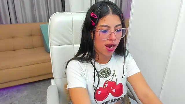 Claire Aristizabal  online show from December 2025 08:04:02 PM