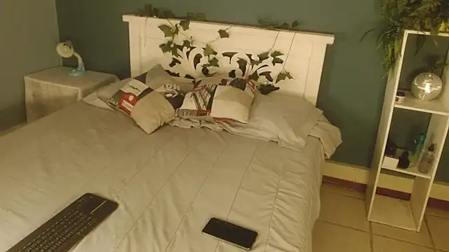 Samantha  Benet online show from November 2025 08:09:01 PM