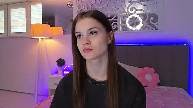 LuisaClover online show from March 2026 01:06:02 PM