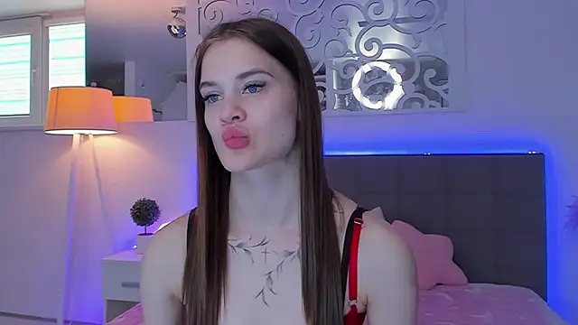 LuisaClover online show from March 2026 01:33:01 PM