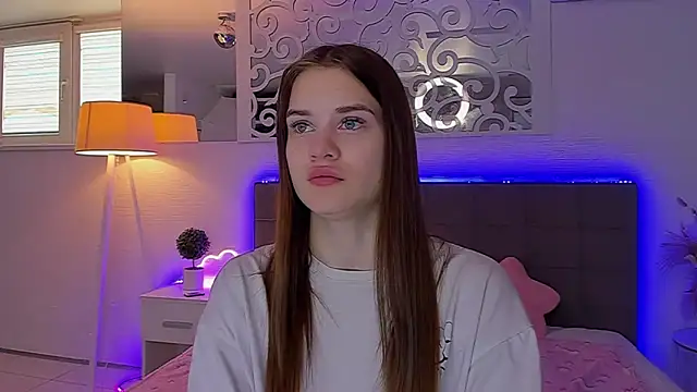 LuisaClover online show from April 2026 12:20:02 PM