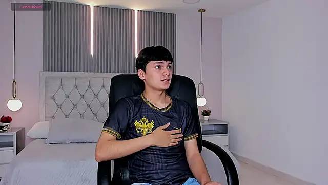 Maxii18  online show from December 2025 06:46:02 PM