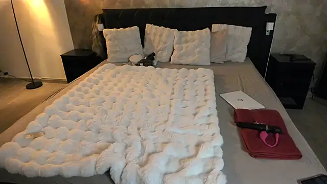 Snapshot of Amanda-JewelzX chatting on November 2025 09:36:02 PM Amanda-JewelzX online show from November 2025 09:36:02 PM