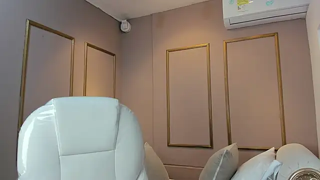 NahimiThompson online show from November 2025 07:24:02 PM