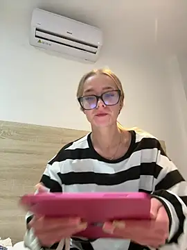 Lilbratofficial online show from May 2026 05:19:01 PM