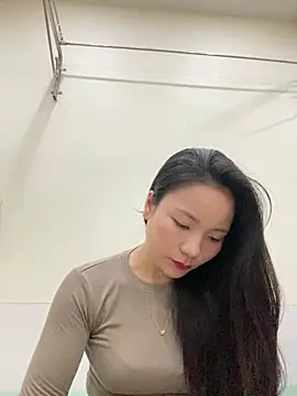 Bee Yellow00 online show from November 2025 04:23:01 AM