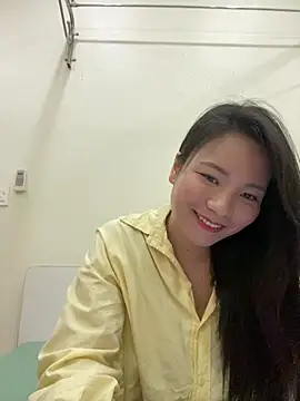 Bee Yellow00 online show from December 2025 04:31:02 AM