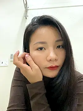 Bee Yellow00 online show from December 2025 05:01:01 AM