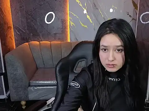 Snapshot of Aleja05_b chatting on October 2025 08:18:01 PM Aleja05 b online show from October 2025 08:18:01 PM