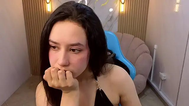 Snapshot of Aleja05_b chatting on November 2025 08:27:02 PM Aleja05 b online show from November 2025 08:27:02 PM