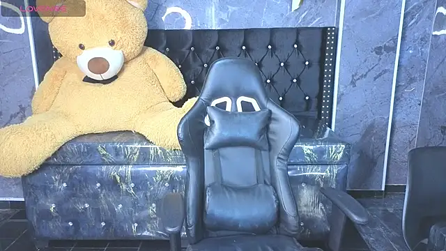 Snapshot of Aleja05_b chatting on December 2025 08:16:02 PM Aleja05 b online show from December 2025 08:16:02 PM