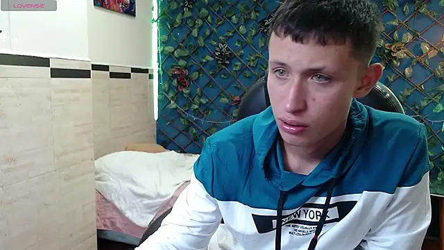 Garuo 18 online show from November 2025 03:18:02 AM