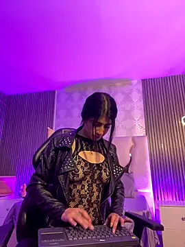 MAIILY TAY online show from November 2025 12:04:01 PM