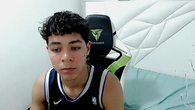 Guss 244 online show from October 2025 06:03:02 PM