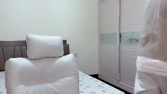 xiaoxiao1025 online show from November 2025 01:29:02 PM