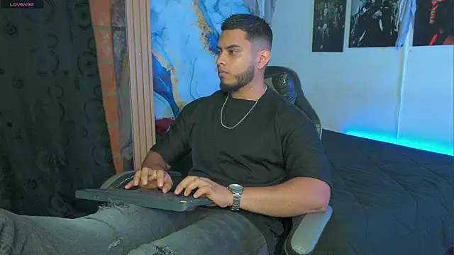 Tiler wolker online show from November 2025 01:29:01 AM