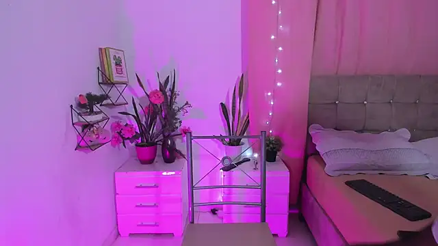 nahomi28  online show from November 2025 06:40:02 PM