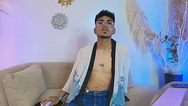 SexyAndresito22 online show from December 2025 07:03:02 AM