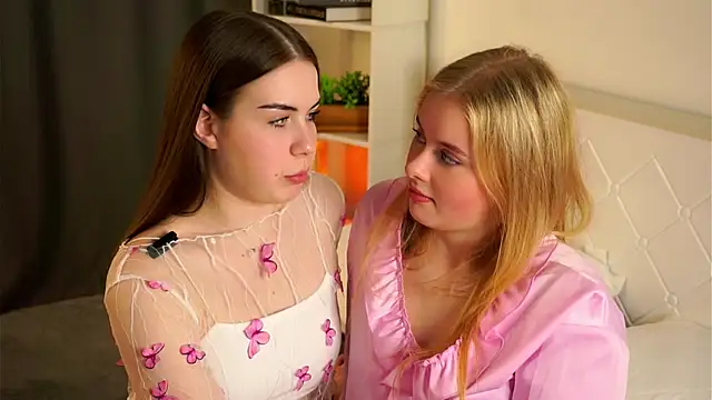 LoreeScialdone online show from October 2025 05:28:01 PM