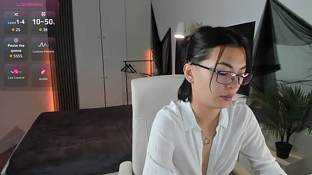 Snapshot of AsianAlis chatting on November 2025 07:44:01 AM AsianAlis online show from November 2025 07:44:01 AM