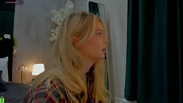 Melanie Ryer online show from November 2025 01:04:02 AM