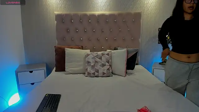 KamyGlam online show from April 2026 08:35:02 PM