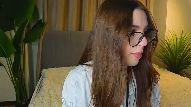 Snapshot of LauraHansil chatting on May 2026 07:30:01 PM LauraHansil online show from May 2026 07:30:01 PM