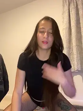 Synne online show from November 2025 02:50:01 AM